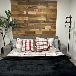 2-bed Rustic Charm Below Apartment Calgary